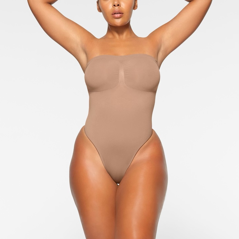 SKIMS SEAMLESS SCULPT STRAPLESS THONG BODYSUIT SIENNA SMALL